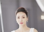 柳岩抹胸纱裙拍广告变仙子 清新淡妆秀乳沟展含